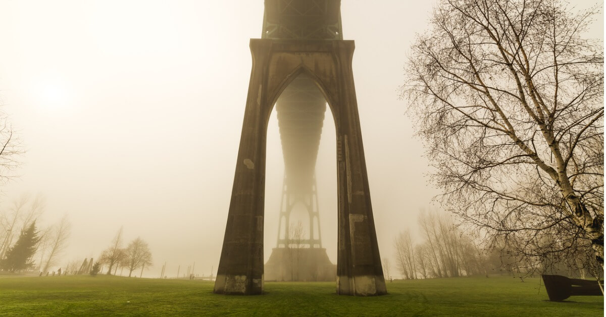 foggy-day-at-st-johns-bridge-in-portland-oregon-picture-id924608870