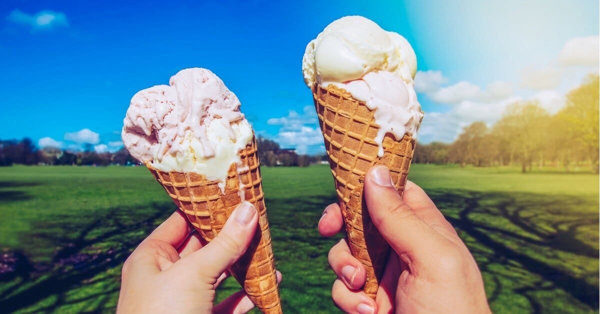 young-couple-with-ice-creams-in-the-park-picture-id821555152